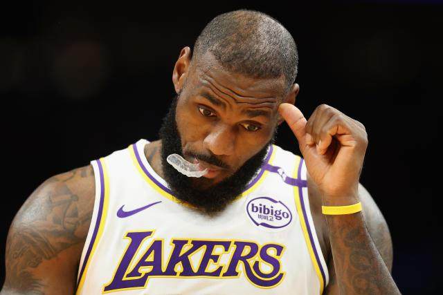 九游体育APP-三分19连铁 上双纪录险不保！詹姆斯别再保出勤了？